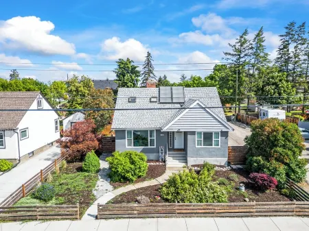 Ultimate Heritage Retreat: Hot Tub, Cold Plunge, Private Yard, Vernon Отели рядом с достопримечательностью «Alexis Park»