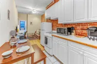 Cozy 1-bedroom apartment with AC and WiFi in enchanting New York