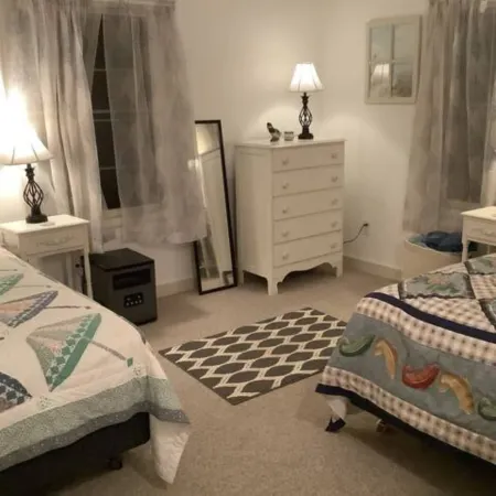 Cozy Cottage on Crooked Lake First Basin Отели рядом с достопримечательностью «Premier Rental-Purchase»