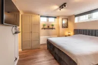 Spacious 120m2 Watervilla With Sauna Near Amsterdam And Schiphol. Hotels in Aalsmeer