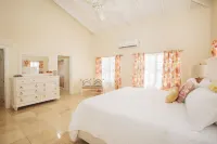 Luxury 3,000SF, 6 guests, 3 BR, 3 BA, Free Wi-Fi, AC, 5-10 Min beaches. Hotel dekat ARTfarm LLC on St. Croix, USVI