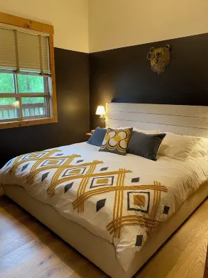 Chic mountain ski-in condo. Cozy gas fireplace, luxuriously appointed. Hotels near Fernie Alpine Resort