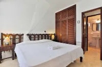 2-Bedroom Holiday Apartment with Beach Access in Cala d'Or
