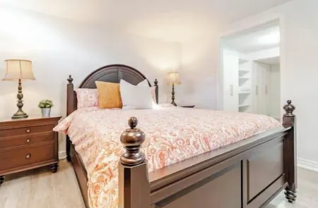 2 Bedroom, 2 free parking, 5 min to Mississauga center, 20min Toronto center