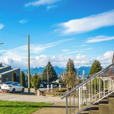 Welcome to Main floor 2 Bedrooms Suite A &10 minute walk from Metrotown Mall