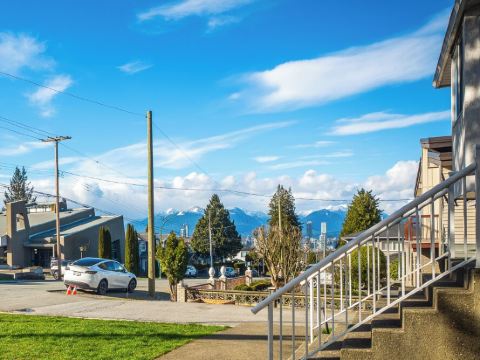 Welcome to Main floor 2 Bedrooms Suite A &10 minute walk from Metrotown Mall