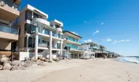"Unrivaled Luxury at Premier Beachfront Getaway: Private Beach Access"