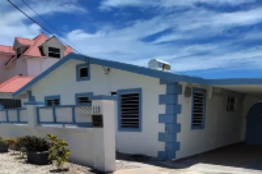 Cliffside house with stunning sea view w/ private pool 10 min walk to the beach! Отели в г. 