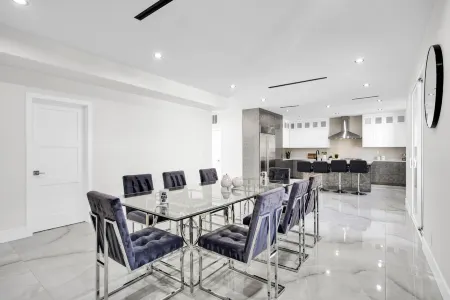 Luxurious Vacation Villa with Lap Pool Отели рядом с достопримечательностью «Valley Presbyterian Church»