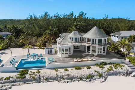 OCEANFRONT,  with spectacular infinity pool on Tar Bay.  An Exuma paradise.