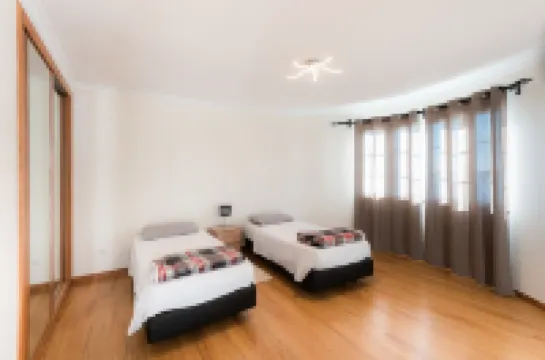 Sunnyside Villa with private pool - 10 min from the beach!