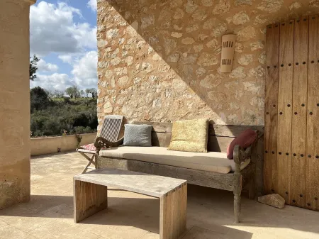 Son Pages - two exclusive houses with sea views, large pool, fully air-conditioned Отели рядом с достопримечательностью «Porto Cristo sign»