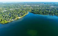 Beautiful Huge Lakefront Remodeled Home with Incredible Views Hotel a Round Lake Park
