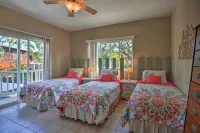Walk to White Sands Beach   Ocean view 2 Bedroom with pool Hotels in Kahaluu Bay