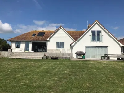 Marine Villa - stunning sea views above Freshwater Bay.. Hotel a 