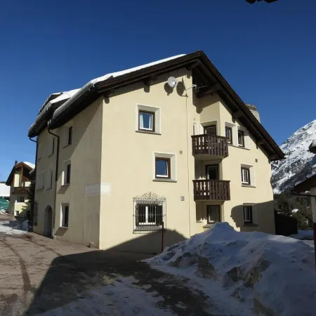 Family-friendly, quiet apartment in a beautiful Engadine house