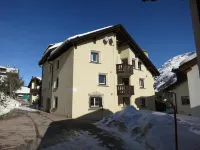 Family-friendly, quiet apartment in a beautiful Engadine house  호텔