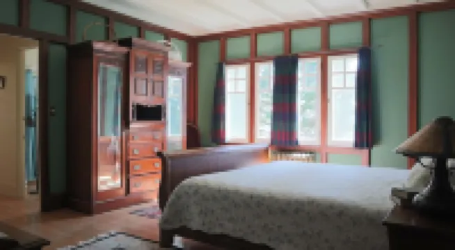 Historic Point Comfort Lodge on Upper Klamath Lake at Rocky Point