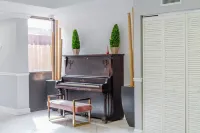 Stylish 2 BR walkout Apartment in DT