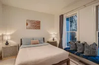 Posh Townhome in Beautiful Lake Claire Hotels near CreekStone Academy 2465 Memorial Dr SE Atlanta GA 30317