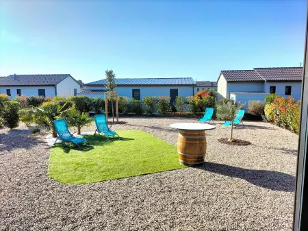 Quiet chalet in a residential leisure park near Marseillan Отели в г. Помероль