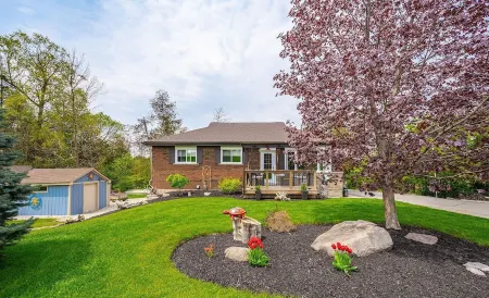 Beautiful Bungalow on Grand River in Fergus. Отели в г. Wellington County