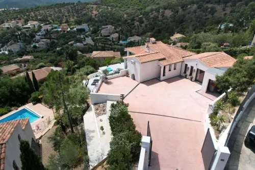 950m from the sea, Villa 259 has a splendid SEA VIEW, OVERFLOW SWIMMING POOL
