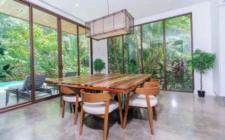 4Br/3.5BA Villa, 200m from Beach with Amazing Private Pool, Garden & Parking Отели рядом с достопримечательностью «Плайя Потреро, Коста-Рика»