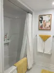 Modern, Self Contained Suite with Private Entrance, free parking and WIFI