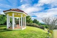 Fast WiFi, 4 bedrooms, sleeps 8, panoramic ocean views, West Coast .. Paradise !