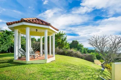 Fast WiFi, 4 bedrooms, sleeps 8, panoramic ocean views, West Coast .. Paradise !  호텔