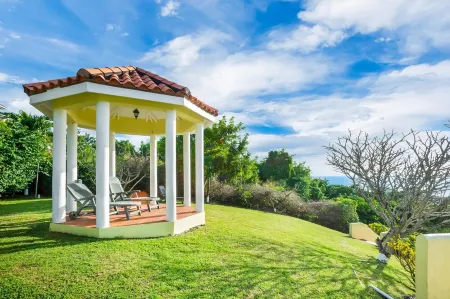 Fast WiFi, 4 bedrooms, sleeps 8, panoramic ocean views, West Coast .. Paradise !