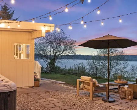 Waterview Rabbit Hill Cottage w/hot tub. Hotels in Mukilteo