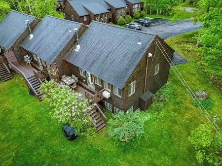 Riverfront Unit. Minutes to Storyland, N Conway and Hiking Trails. Отели в г. Бартлетт