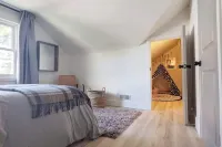 Perfect for large groups, lots of parking, 5BRs, Game Room, Fast Wifi