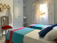 House with swimming pool, 5 bedrooms (4 suites) 40 meters from the beach. Hotels in Guarajuba