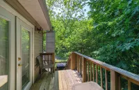 Smoky Mountain Retreat, 5 Min to Downtown Bryson City ~ Hot Tub ~ Hiking.