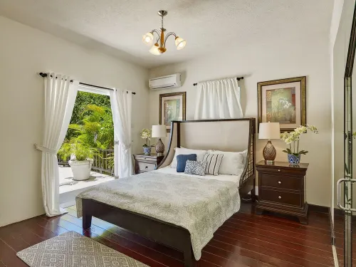 Luxury 6 Bed Villa With Pool, Mullins Bay Hotels in Mullins