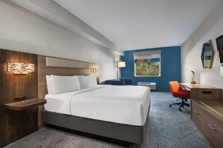Holiday Inn Express & Suites Fresno (River Park) Hwy 41