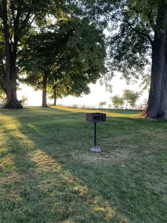 Lakeside Cottage w/ Private Beach and Sunset Views-Niagara Отели рядом с достопримечательностью «Парк штата Форт Ниагара»