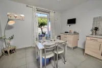 CHARMING APARTMENT ON THE PORT, ONLY 5 MINUTES WALK FROM THE BEACHES Hotels in Propriano