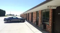 Amber Inn Motel - parking