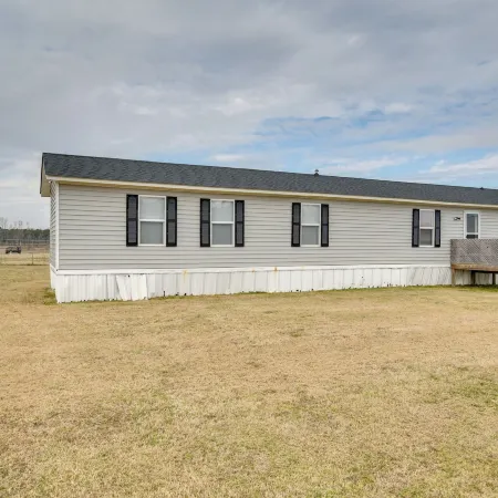 8 Mi to Dtwn Greenville: Bethel Home w/ Yard