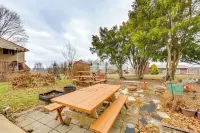 Rustic Chic Retreat 4 Mi to Kennywood! Hotel in zona Whip