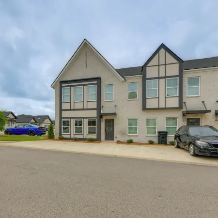 5 Mi to Auburn University: Sleek Townhome w/ Patio