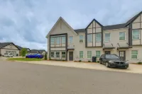 5 Mi to Auburn University: Sleek Townhome w/ Patio - 3-Star
