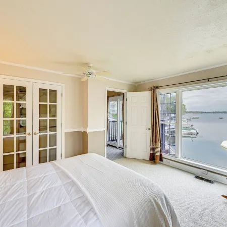 Scenic Views: Spacious Webster Lake House!