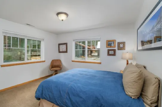 Just Plain Getaway 3 Bedroom Home by NW Comfy Cabins by RedAwning