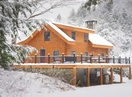 Cozy Log Cabin Short Drive to Okemo & Killington Отели в г. Кавендиш