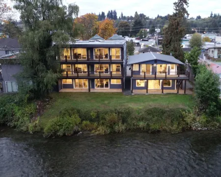 Chateau Riverside Hotels in Campbell River